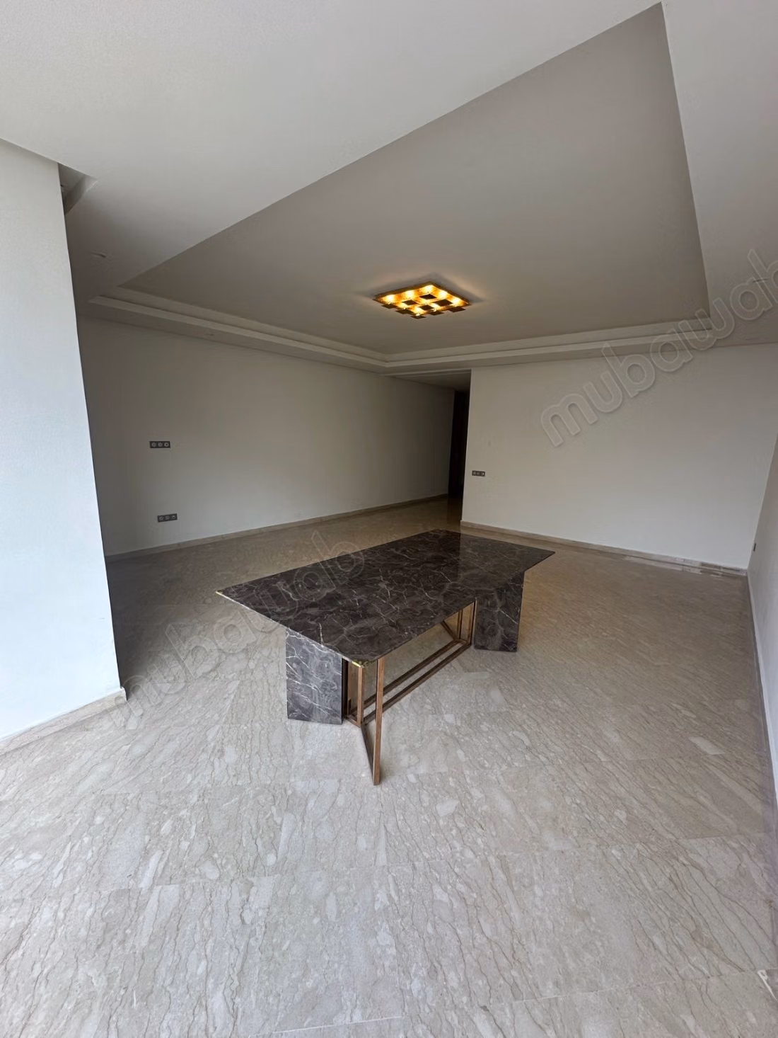 Apartment for sale in Triangle d'Or. 4 comfortable rooms. Fireplace and concierge.