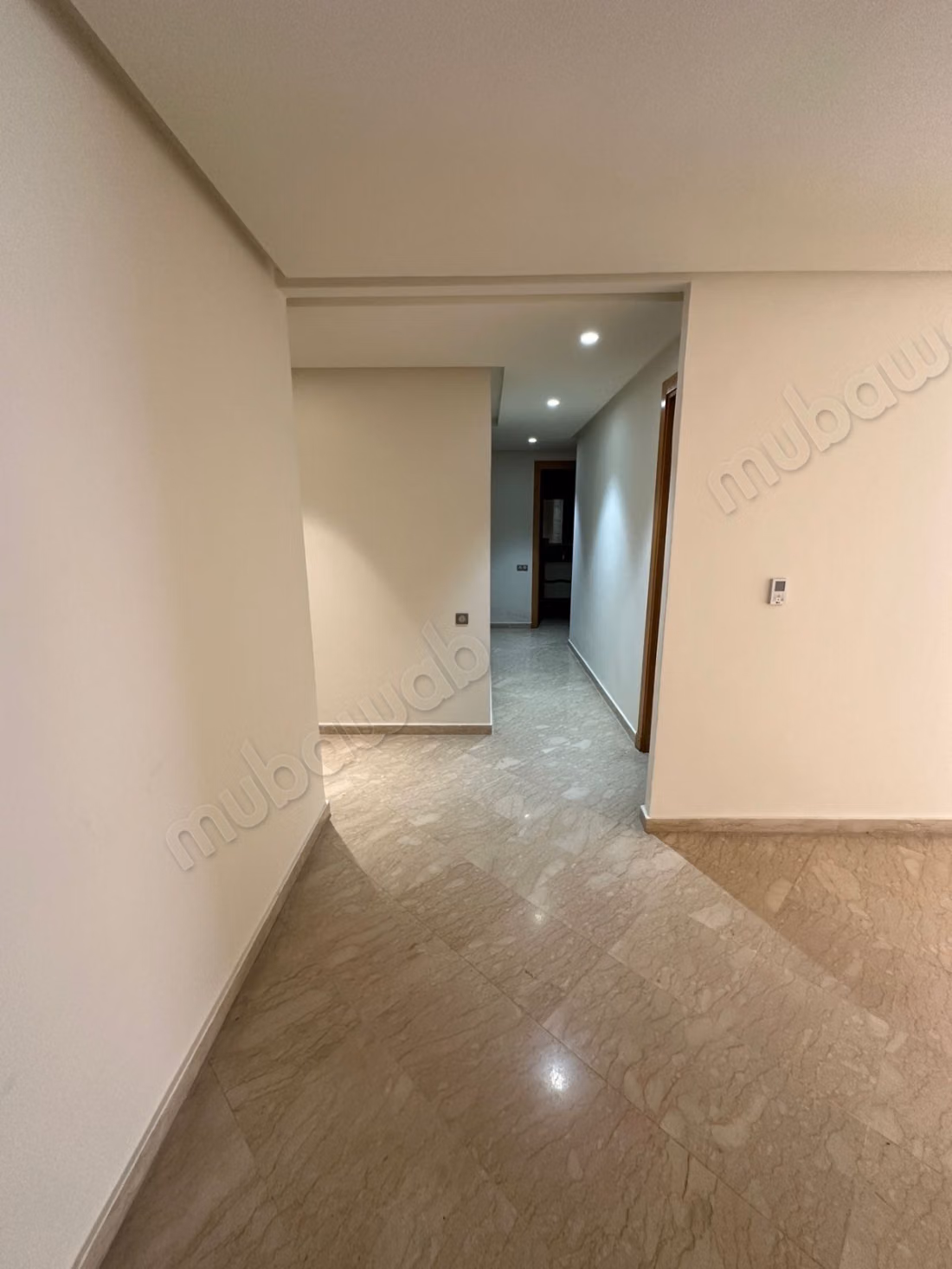 Apartment for sale in Triangle d'Or. 4 comfortable rooms. Fireplace and concierge.