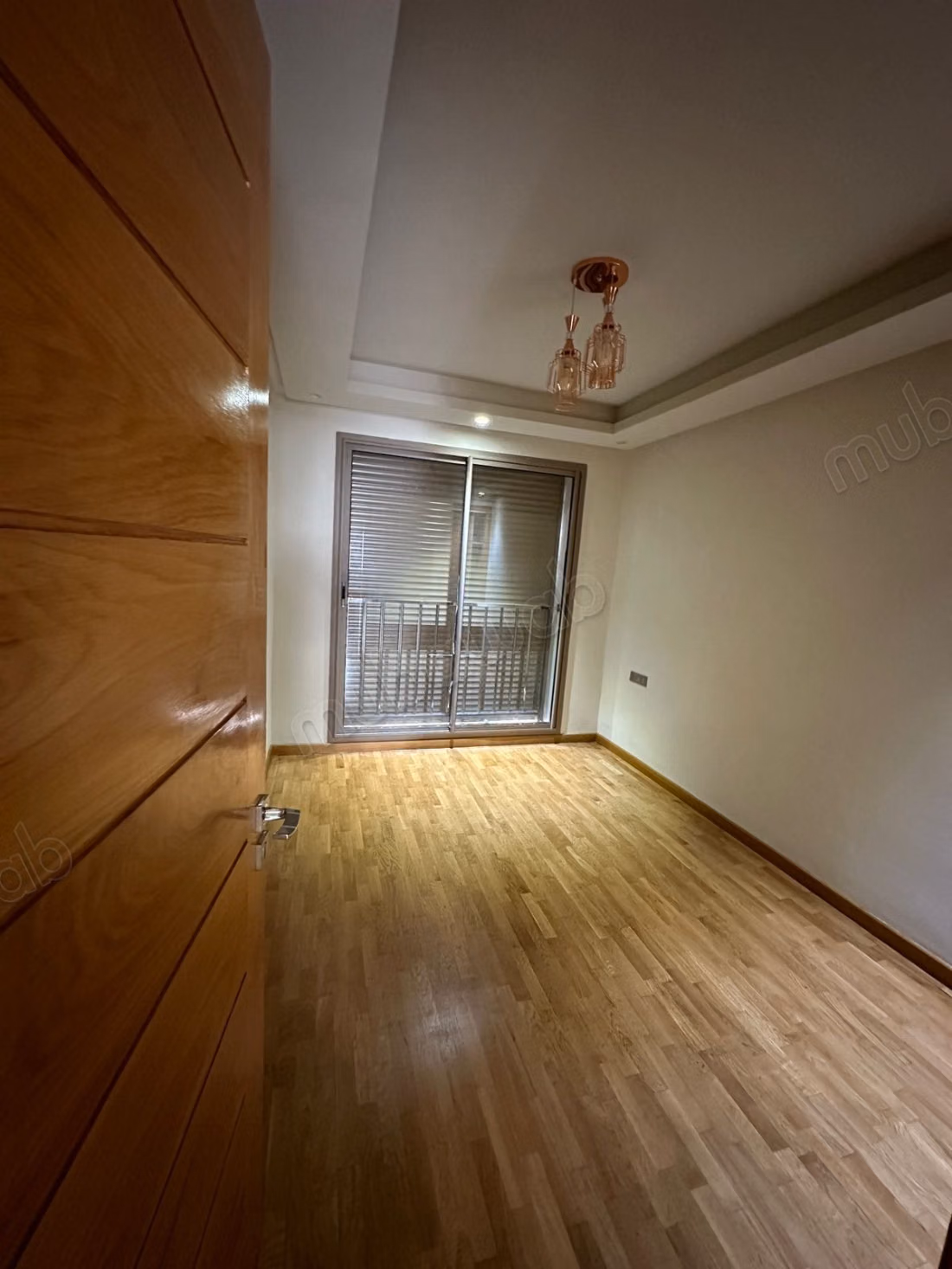 Apartment for sale in Triangle d'Or. 4 comfortable rooms. Fireplace and concierge.