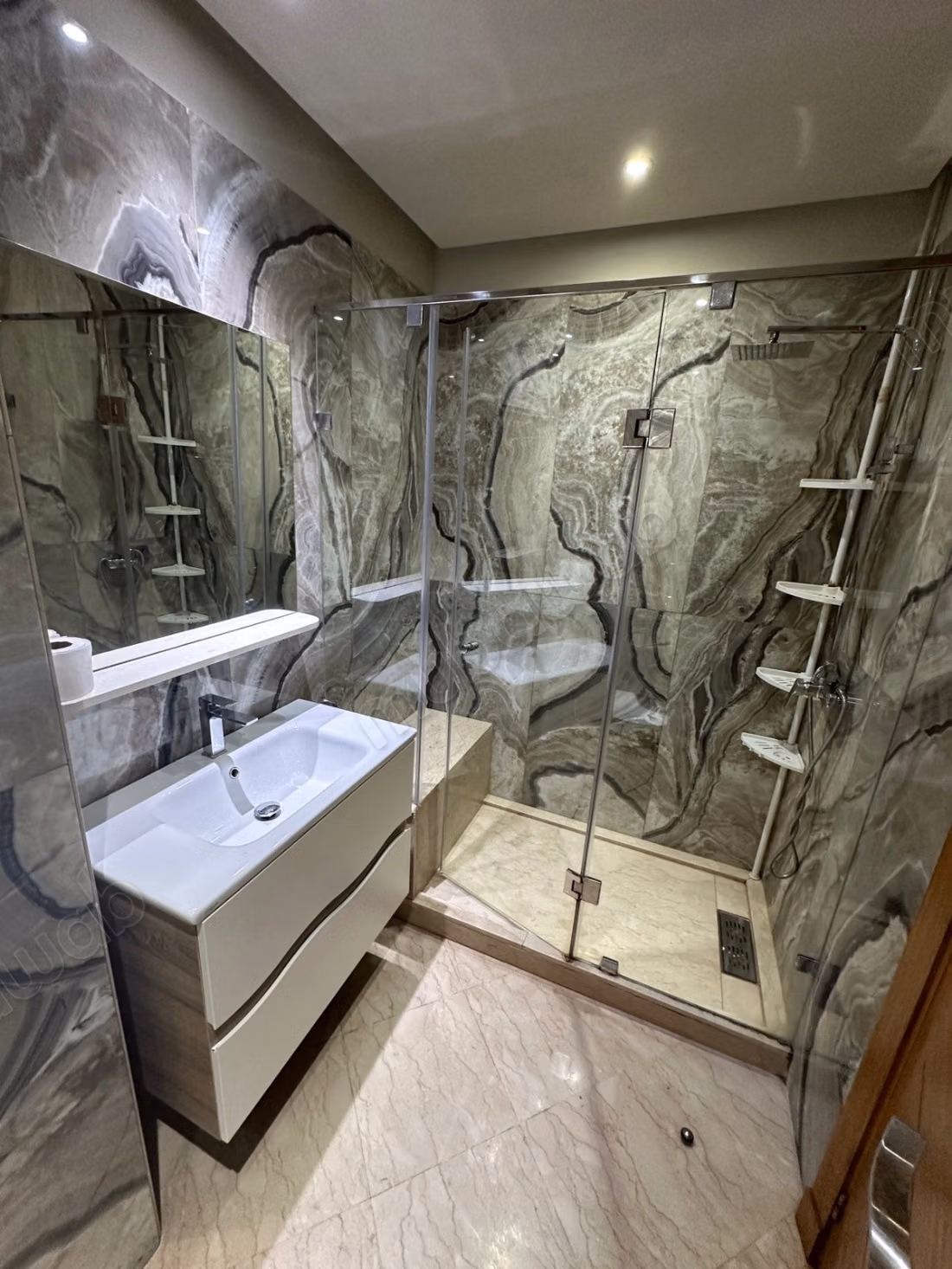 Apartment for sale in Triangle d'Or. 4 comfortable rooms. Fireplace and concierge.