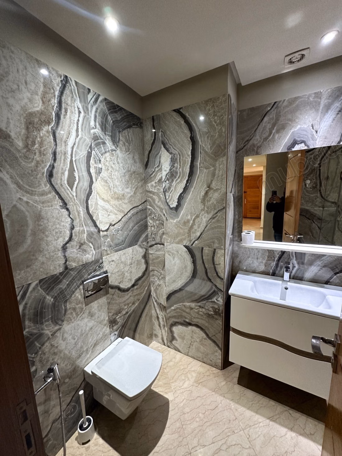 Apartment for sale in Triangle d'Or. 4 comfortable rooms. Fireplace and concierge.