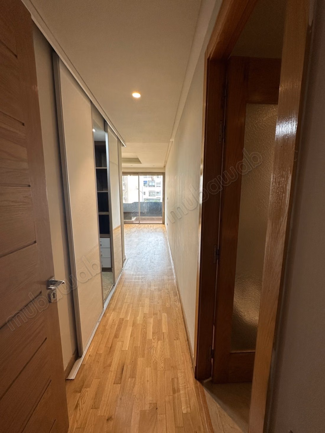 Apartment for sale in Triangle d'Or. 4 comfortable rooms. Fireplace and concierge.