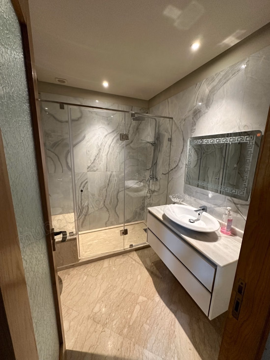 Apartment for sale in Triangle d'Or. 4 comfortable rooms. Fireplace and concierge.
