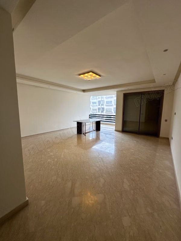 Appartement te koop in Triangle d'Or. 4 comfortabele kamers. Open haard en conciërge.