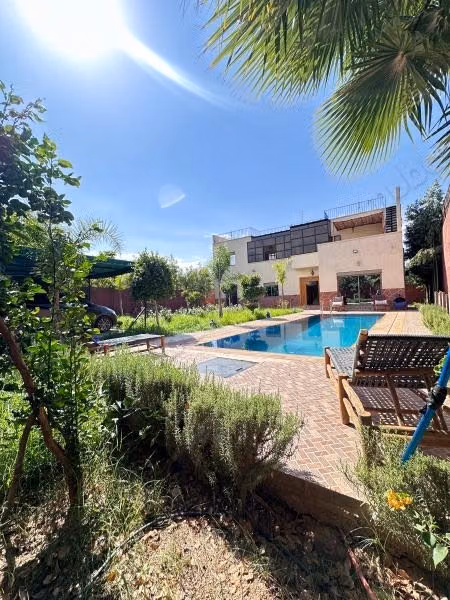 Villa à vendre à route d’ourika 
ghmate