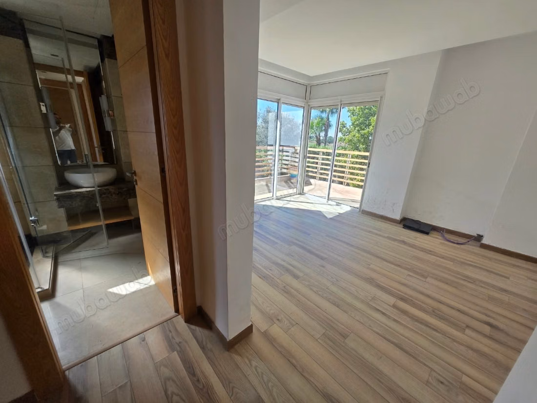 Appartement à vendre sur Bd Massira Khadra 
Racine. 3 pièces. Ascenseur et terrasse