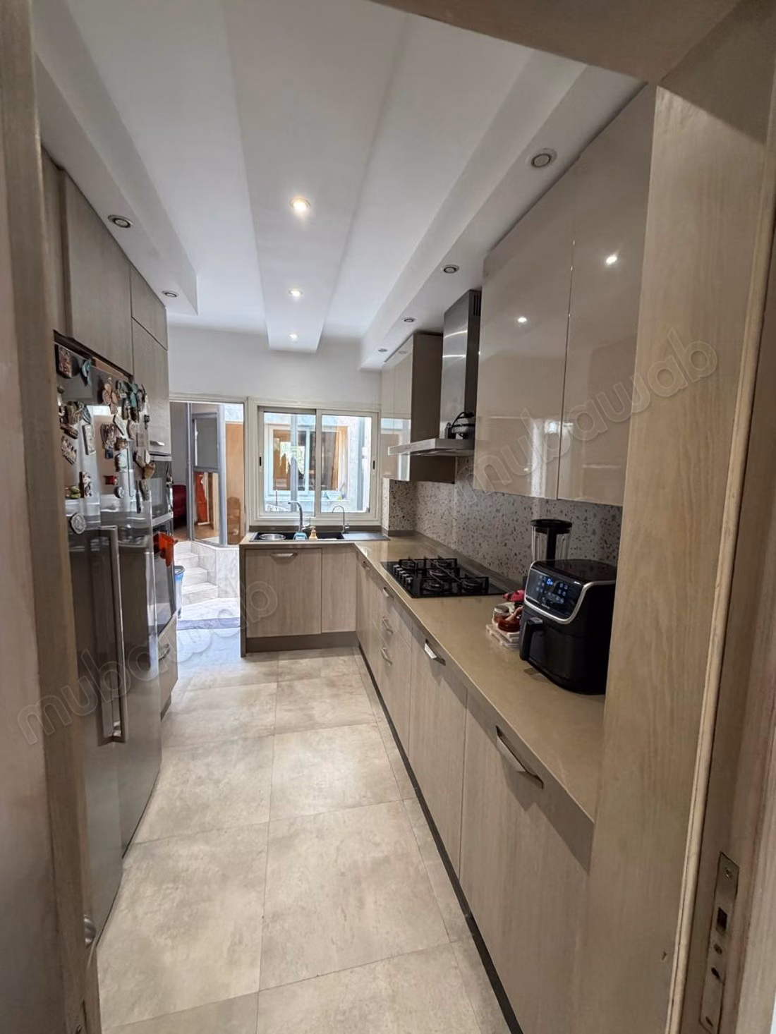 Appartement à vendre sur Bd Massira Khadra 
Racine. 3 pièces. Ascenseur et terrasse