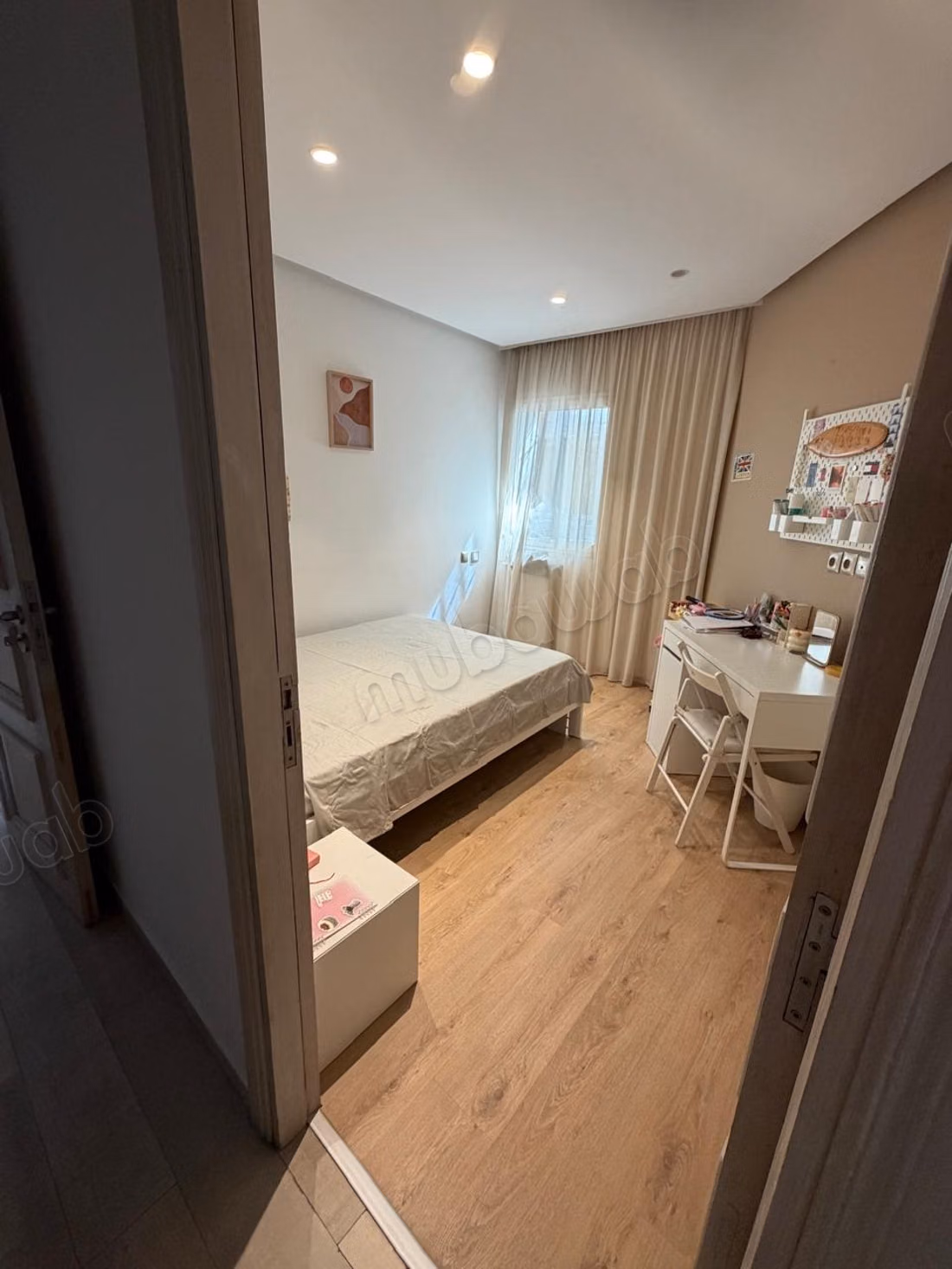 Appartement à vendre sur Bd Massira Khadra 
Racine. 3 pièces. Ascenseur et terrasse