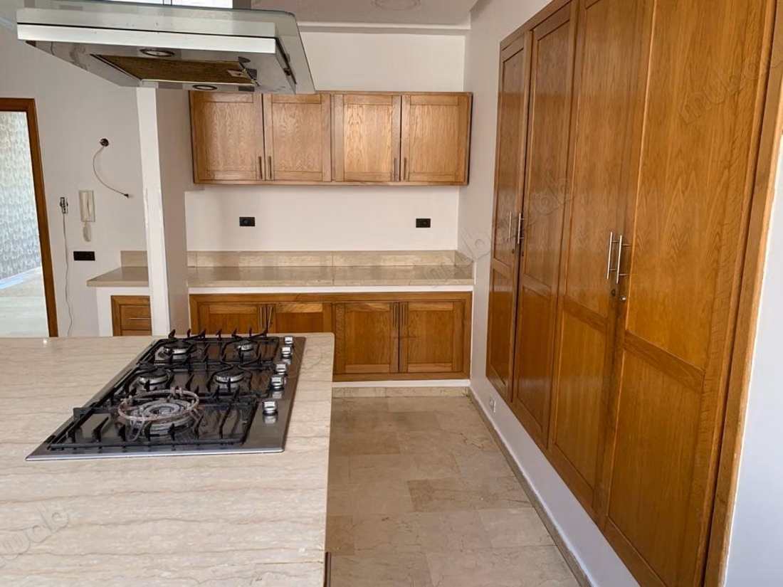 Louez cet appartement à Maârif.
Superficie 200 m².
Avec ascenseur