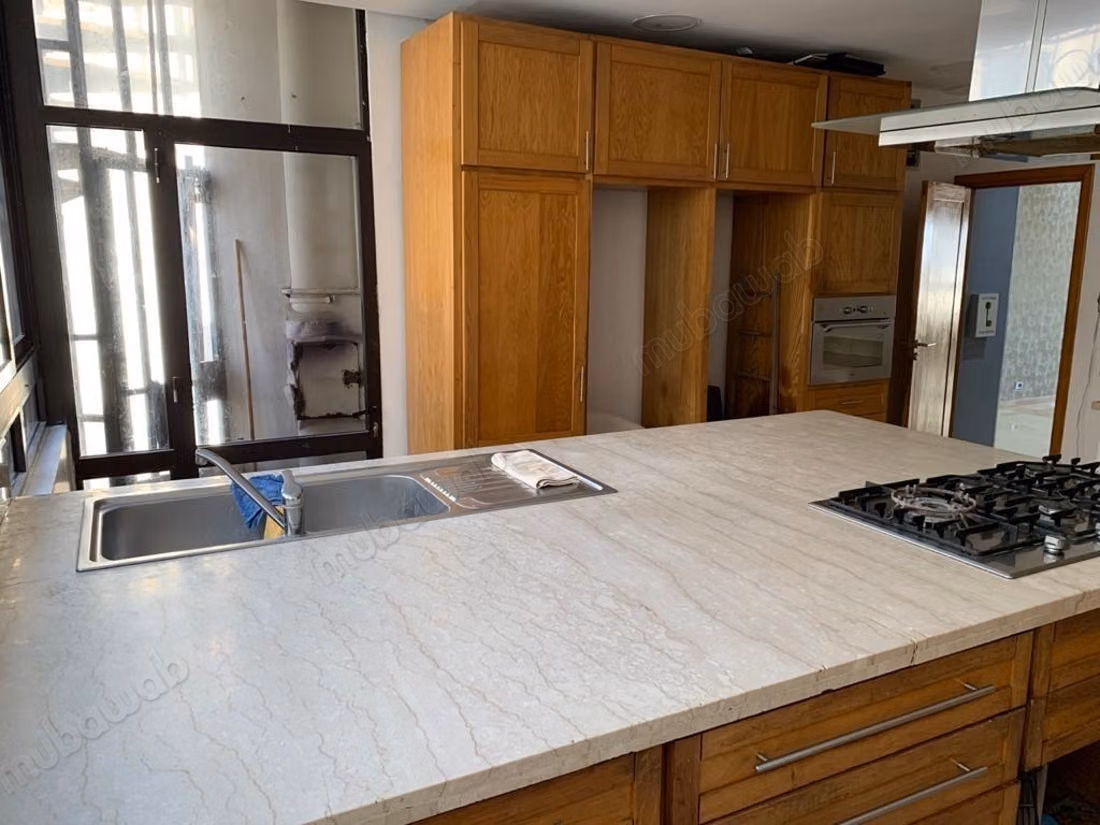 Louez cet appartement à Maârif.
Superficie 200 m².
Avec ascenseur