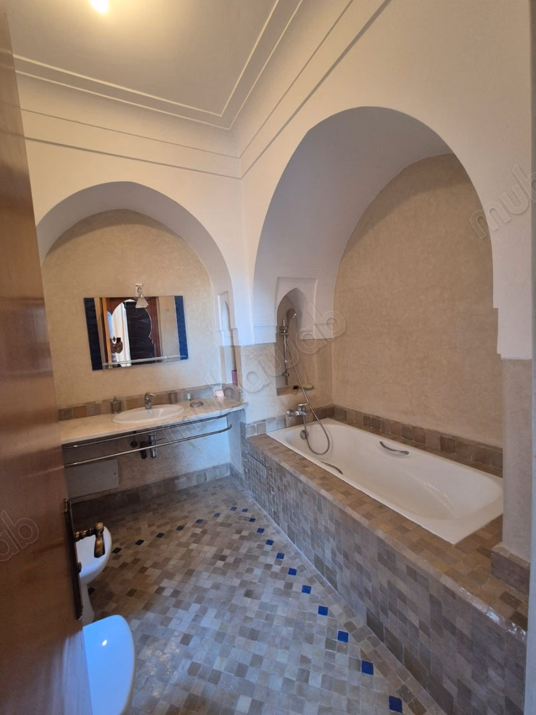 Targa, dans petite residence fermée avec piscine, jolie villa de charme en parfait état, 3 chambres