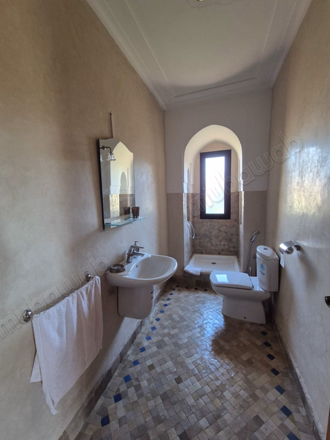 Targa, dans petite residence fermée avec piscine, jolie villa de charme en parfait état, 3 chambres