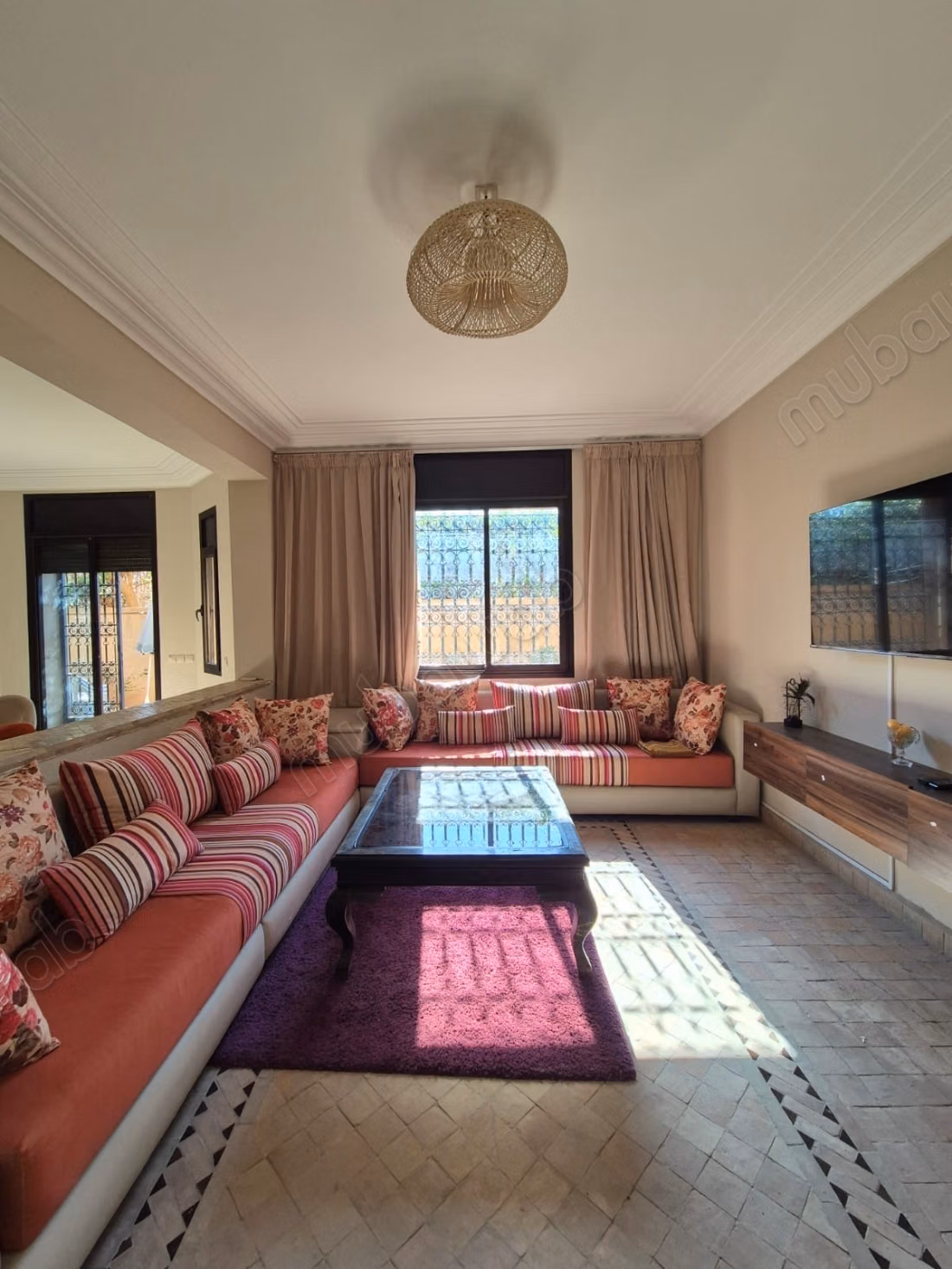 Targa, dans petite residence fermée avec piscine, jolie villa de charme en parfait état, 3 chambres