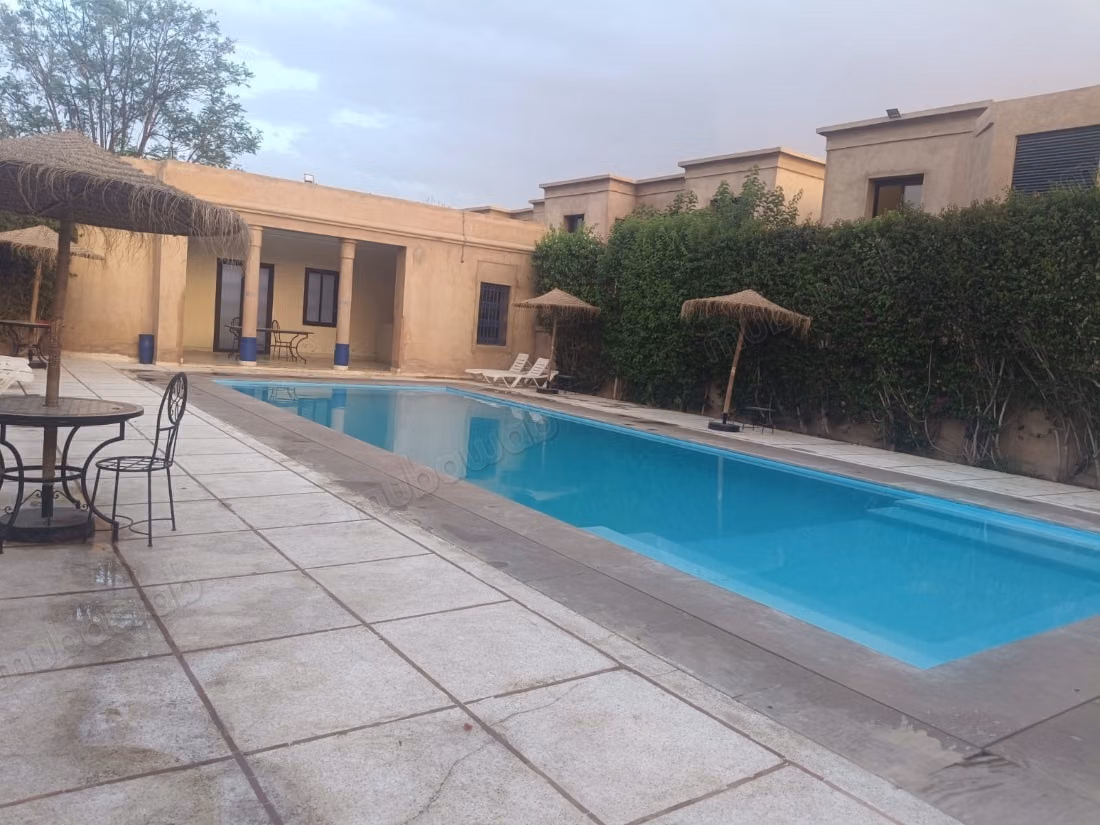 Targa, dans petite residence fermée avec piscine, jolie villa de charme en parfait état, 3 chambres