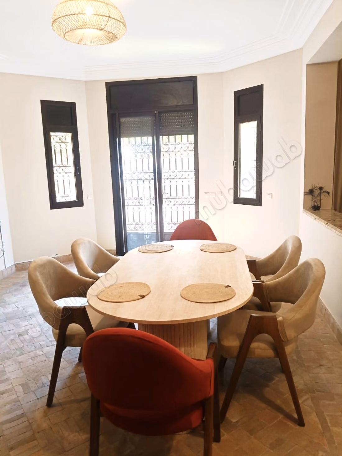 Targa, dans petite residence fermée avec piscine, jolie villa de charme en parfait état, 3 chambres