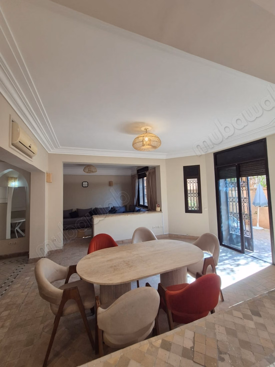 Targa, dans petite residence fermée avec piscine, jolie villa de charme en parfait état, 3 chambres
