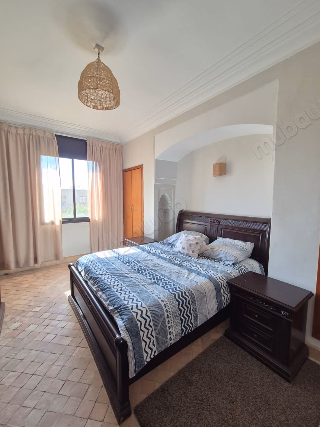 Targa, dans petite residence fermée avec piscine, jolie villa de charme en parfait état, 3 chambres