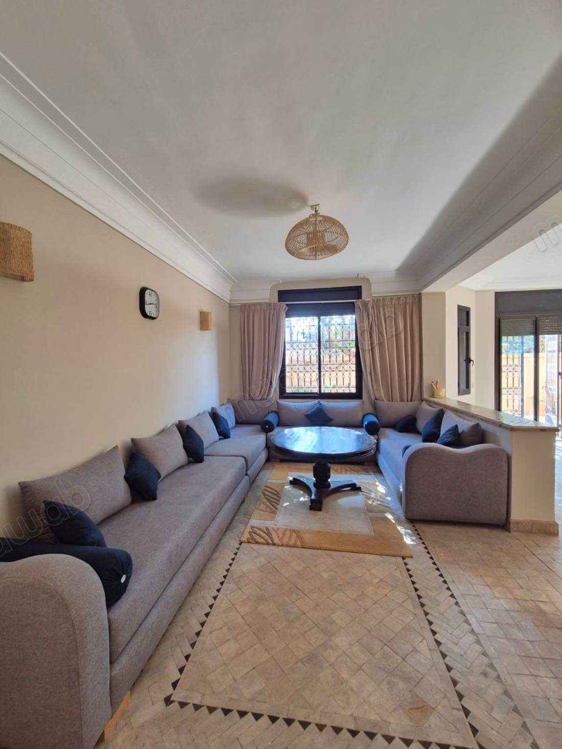 Targa, dans petite residence fermée avec piscine, jolie villa de charme en parfait état, 3 chambres