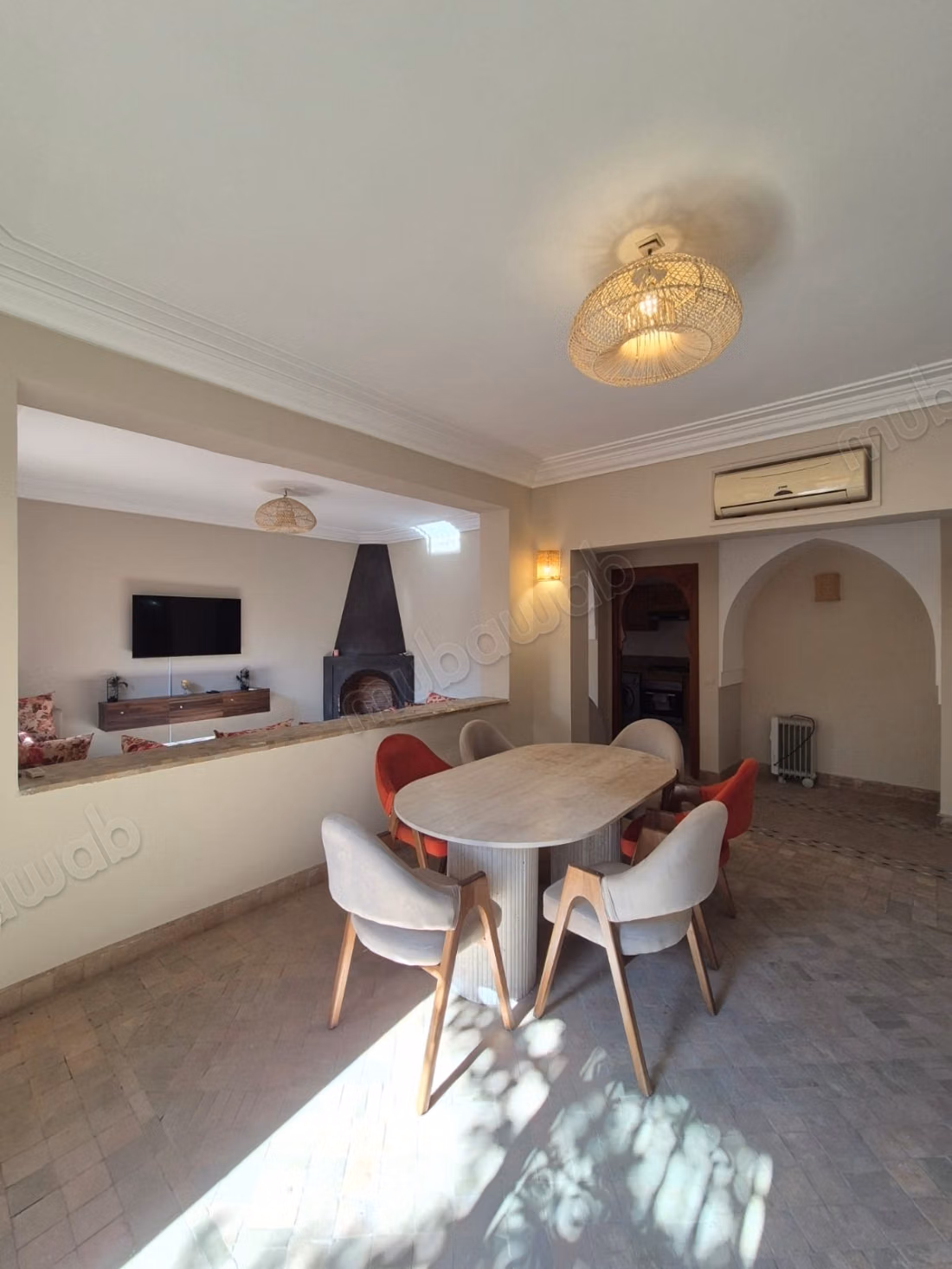 Targa, dans petite residence fermée avec piscine, jolie villa de charme en parfait état, 3 chambres