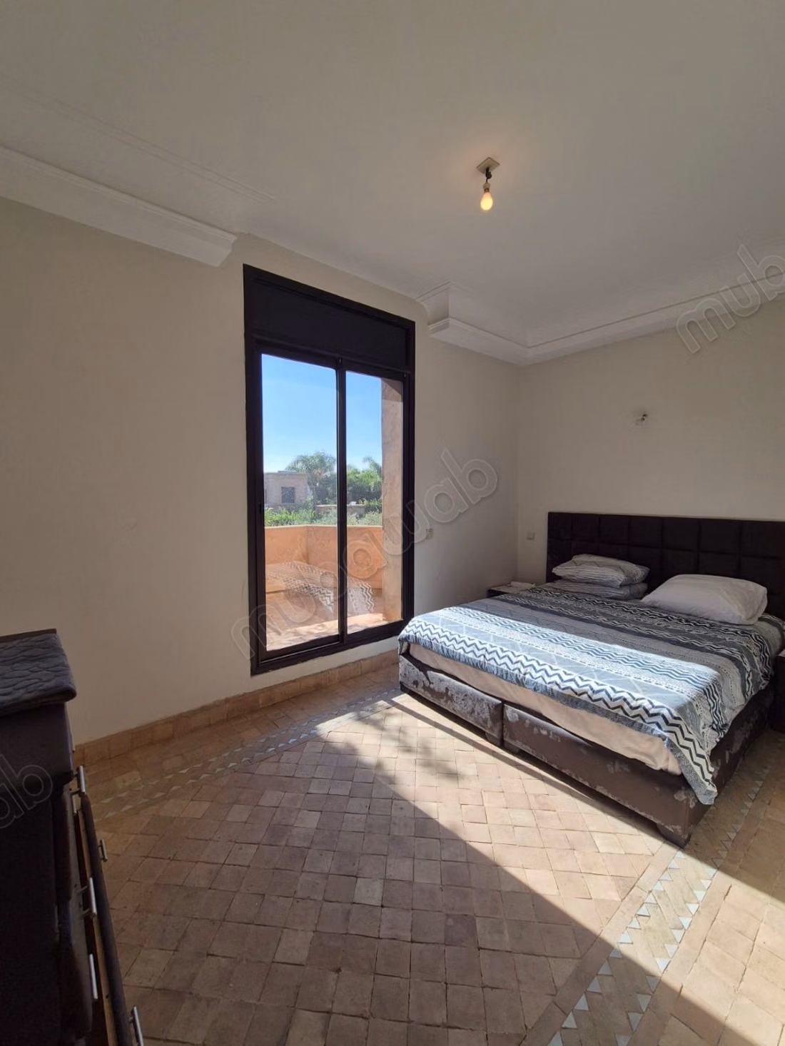 Targa, dans petite residence fermée avec piscine, jolie villa de charme en parfait état, 3 chambres