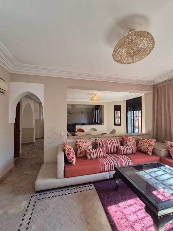 Targa, dans petite residence fermée avec piscine, jolie villa de charme en parfait état, 3 chambres