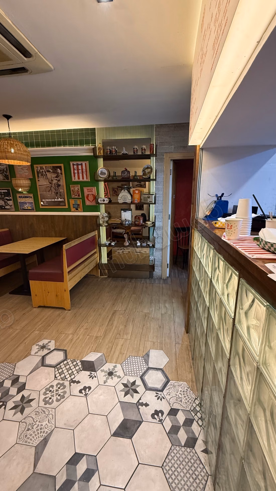 À céder: restaurant ricardo à ennasr 2 – emplacement premium