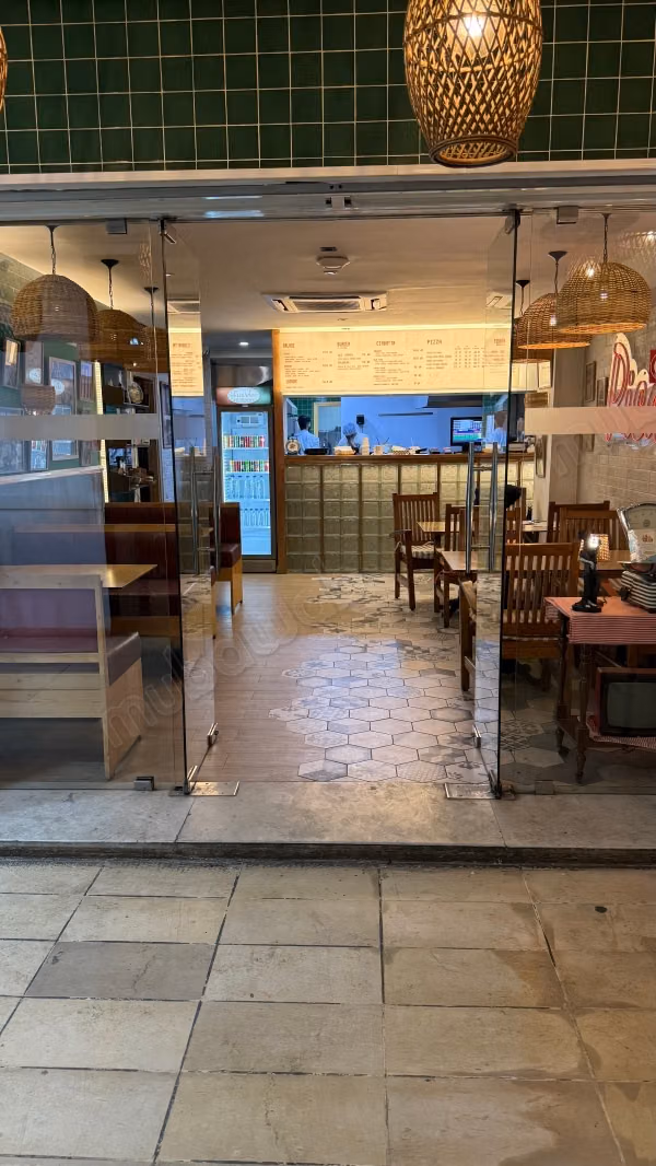 À céder: restaurant ricardo à ennasr 2 – emplacement premium