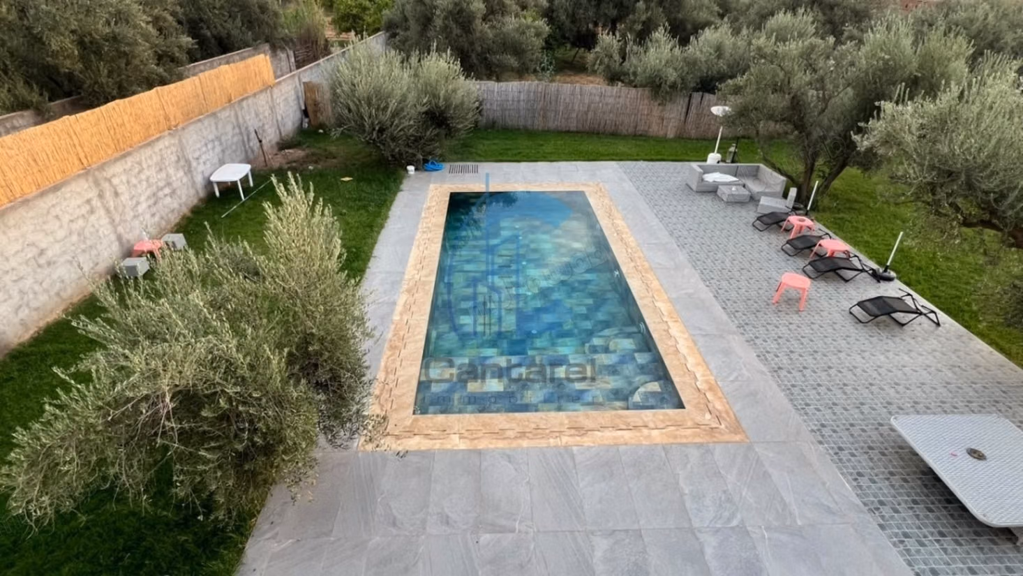 Villa de plain pied 3 chambres avec piscine sur 2500 m² de terrain 
route de fès