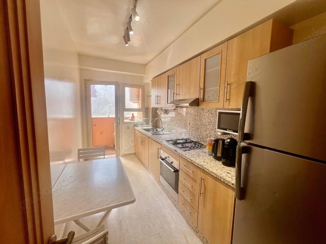 Très bel appartement en location à Samlalia. 
3 grandes pièces. 
Bien meublé