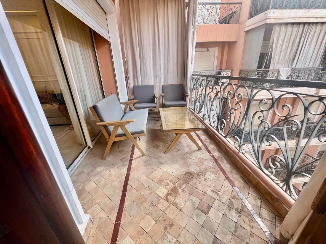 Très bel appartement en location à Samlalia. 
3 grandes pièces. 
Bien meublé
