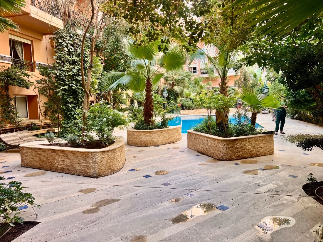 Très bel appartement en location à Samlalia. 
3 grandes pièces. 
Bien meublé