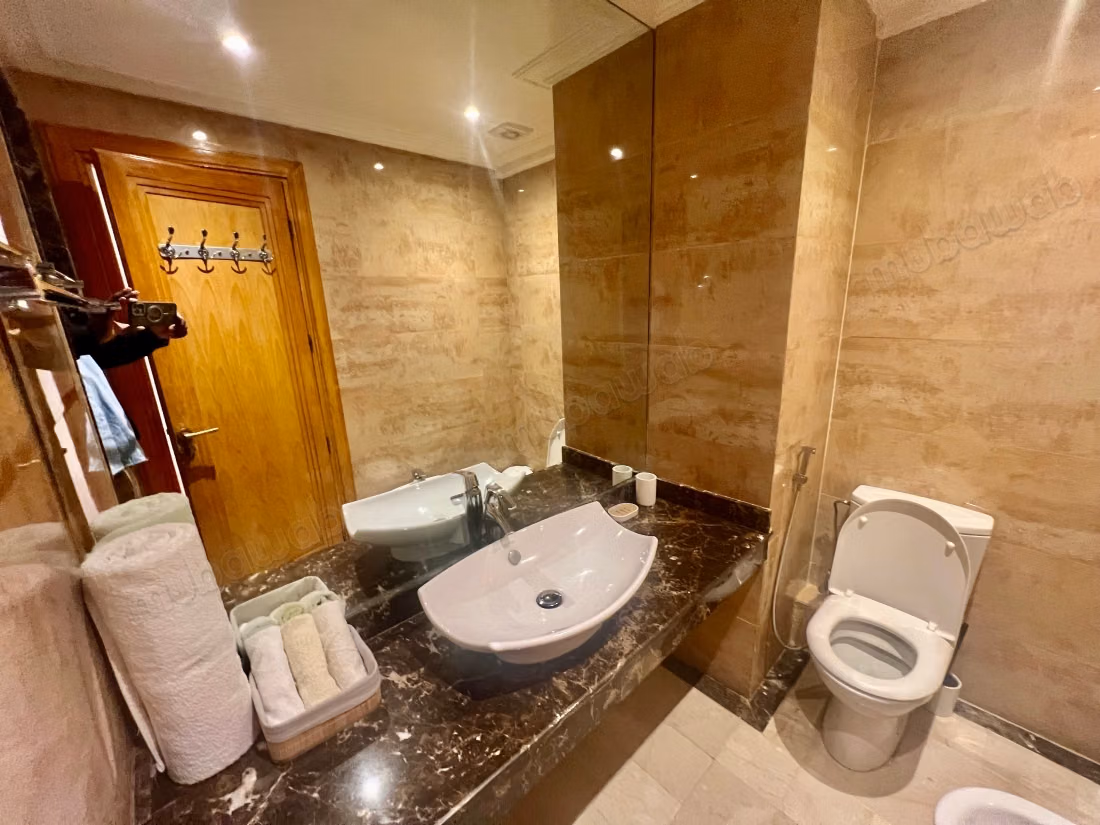 Très bel appartement en location à Samlalia. 
3 grandes pièces. 
Bien meublé
