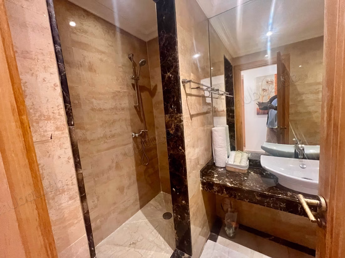 Très bel appartement en location à Samlalia. 
3 grandes pièces. 
Bien meublé