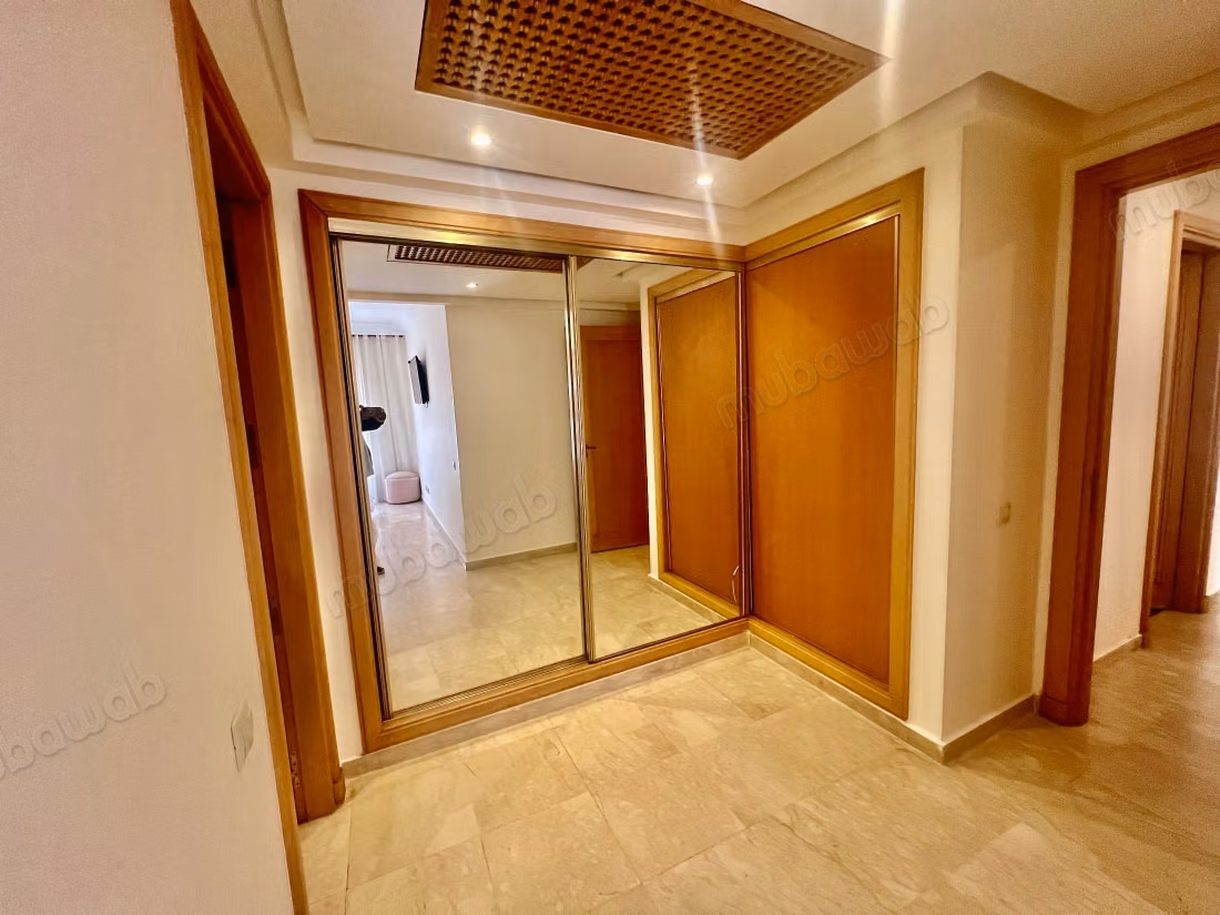 Très bel appartement en location à Samlalia. 
3 grandes pièces. 
Bien meublé