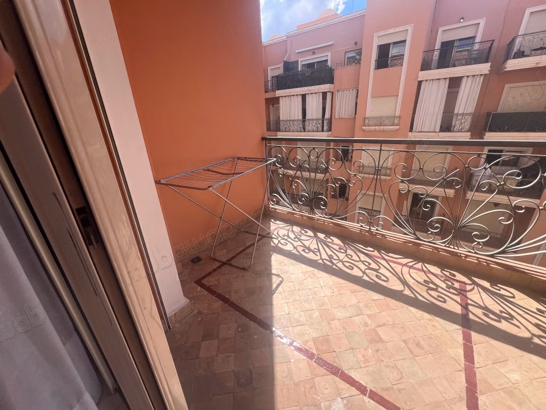 Très bel appartement en location à Samlalia. 
3 grandes pièces. 
Bien meublé