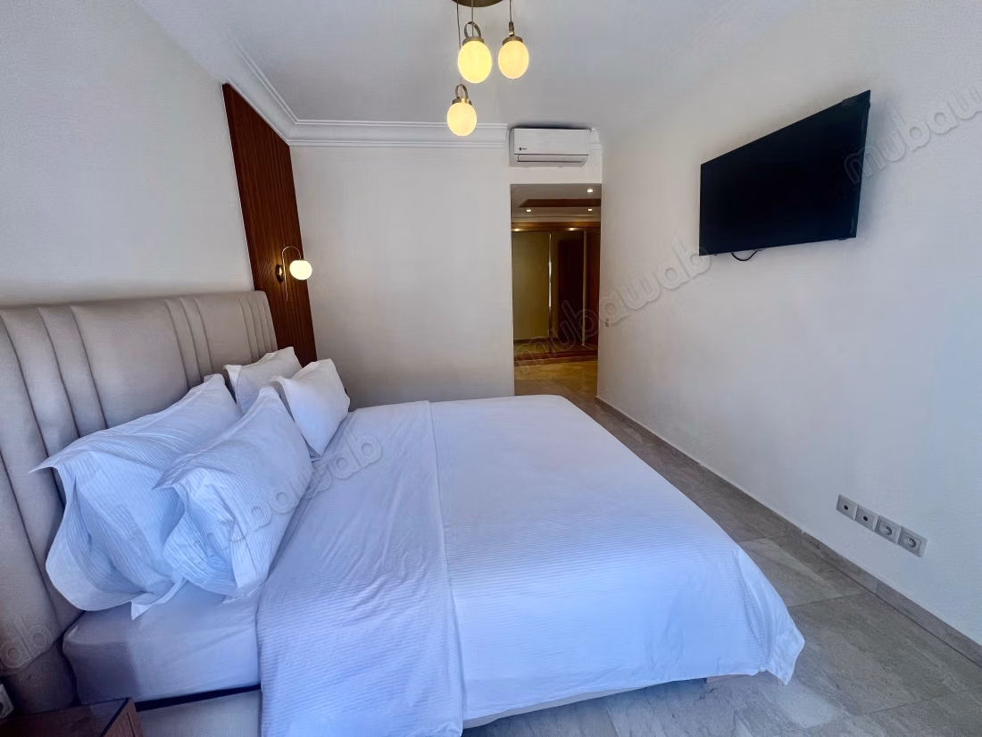 Très bel appartement en location à Samlalia. 
3 grandes pièces. 
Bien meublé