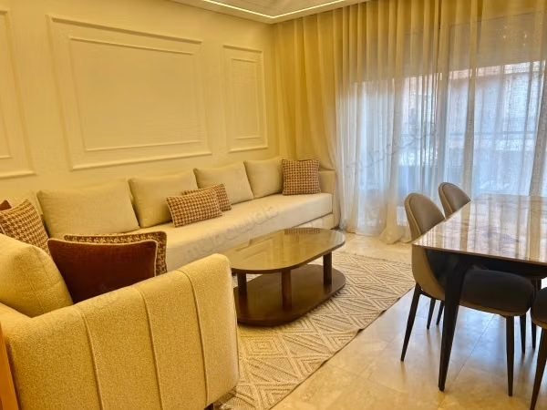 Très bel appartement en location à Samlalia. 
3 grandes pièces. 
Bien meublé