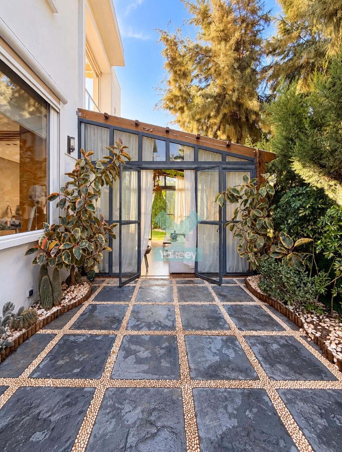 Superbe rez de jardin entièrement rénové