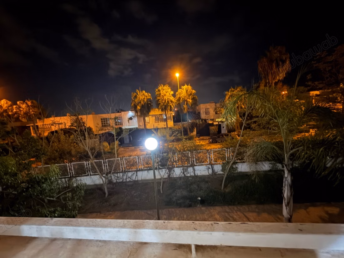 Bel appartement à vendre à El Manzeh 
3 chambres agréables. Meublé