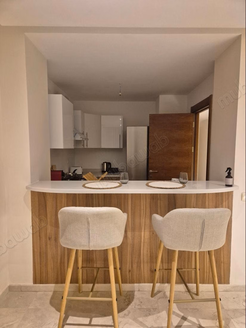 Très bel appartement en location à Dar Bouazza. 
1 belle chambre. 
Bien meublé