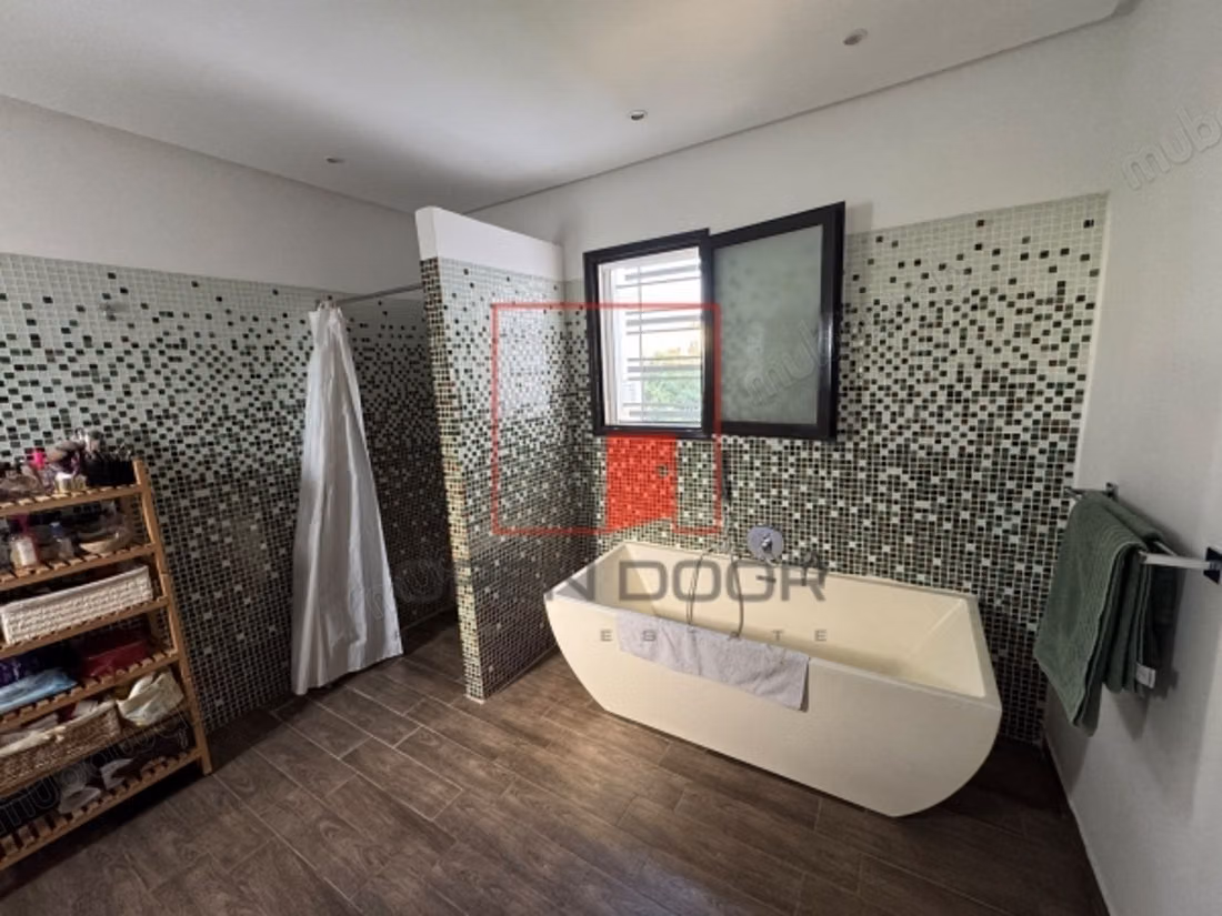 Villa S4 con piscina a Chotrana La Soukra
