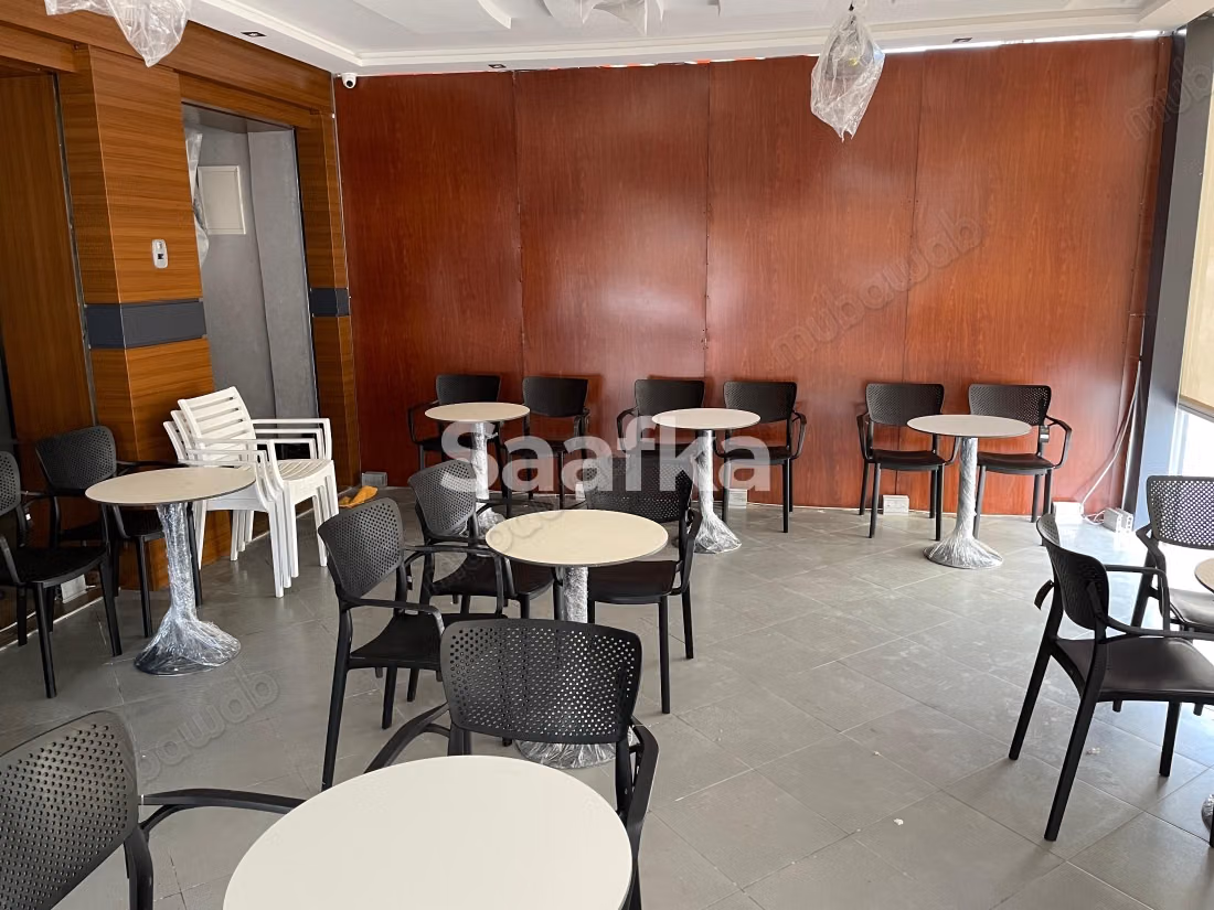 Café avec terrasse, murs et fonds, Hay Salam