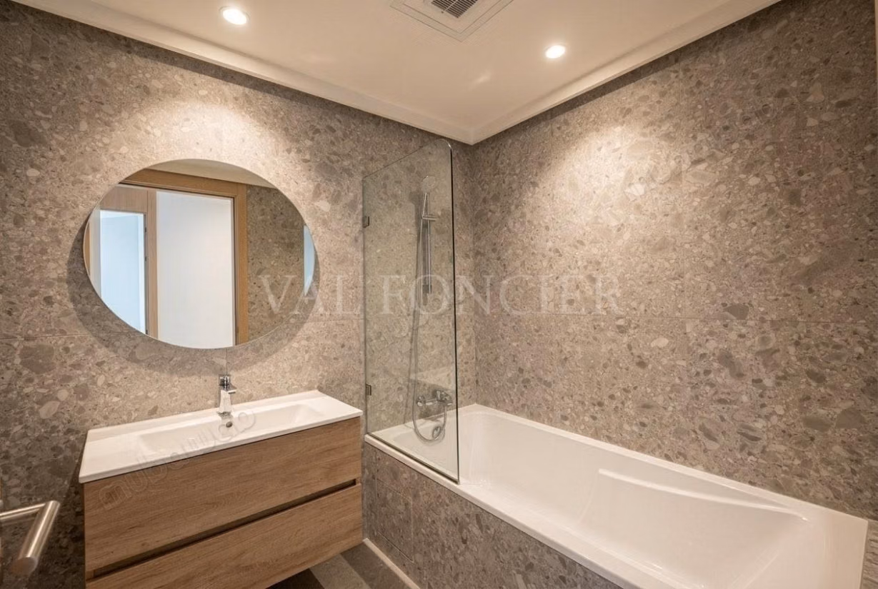 Location appartement 400m2 3chambres étage élevé avec grande terrasse 
CFC, Casablanca