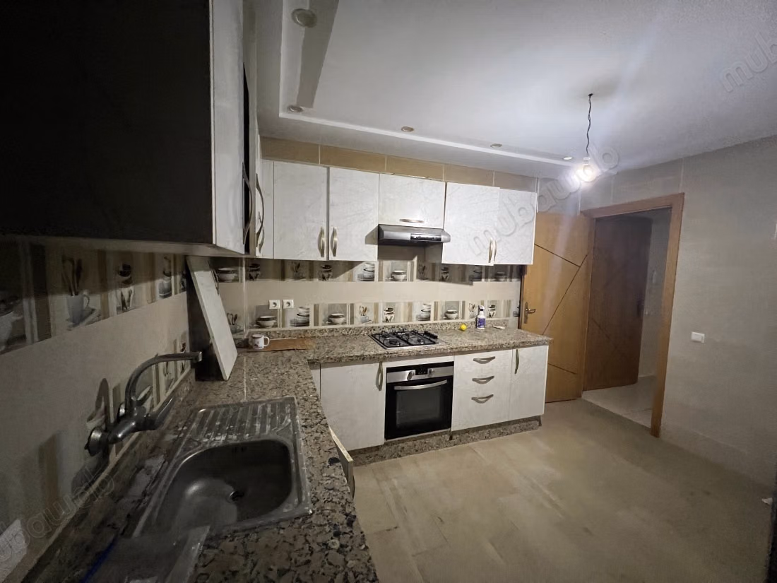 Louez cet appartement en Centre. 
3 chambres agréables. 
Cuisine entièrement équipée