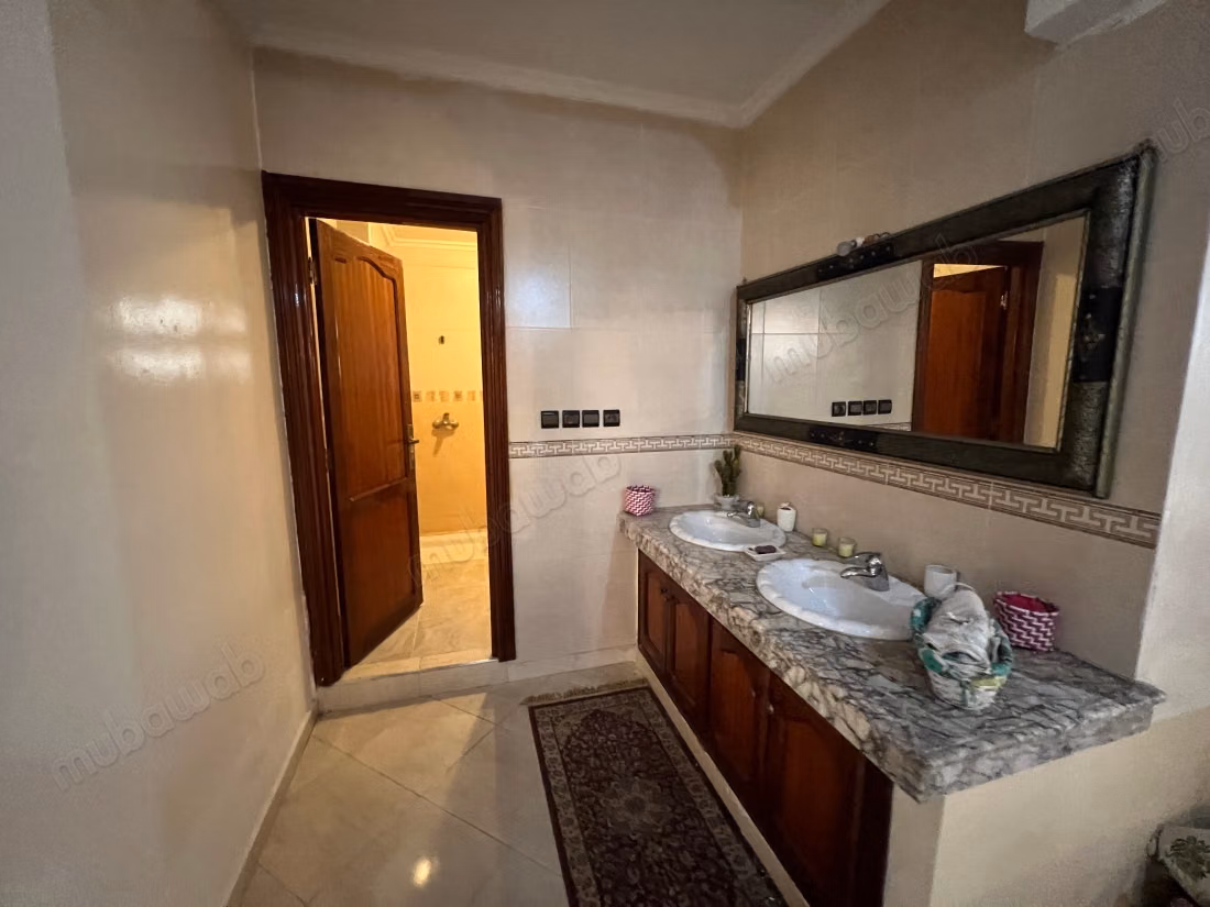 Somptueuse villa à vendre à Bir Rami Est. 5 chambres. Salon traditionnel marocain, résidence sécurisée