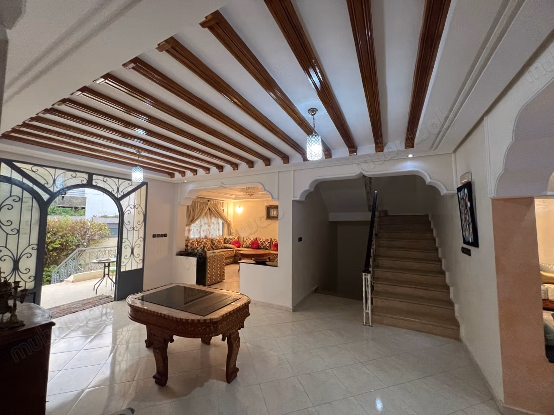 Somptueuse villa à vendre à Bir Rami Est. 5 chambres. Salon traditionnel marocain, résidence sécurisée