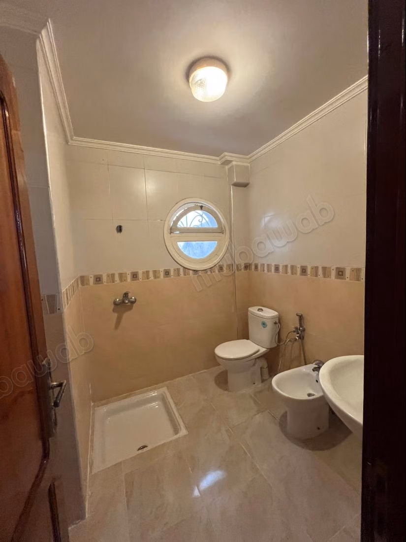 Somptueuse villa à vendre à Bir Rami Est. 5 chambres. Salon traditionnel marocain, résidence sécurisée