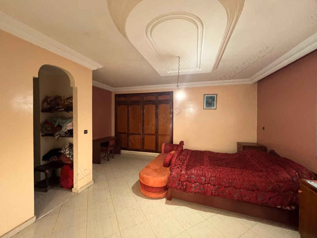 Somptueuse villa à vendre à Bir Rami Est. 5 chambres. Salon traditionnel marocain, résidence sécurisée