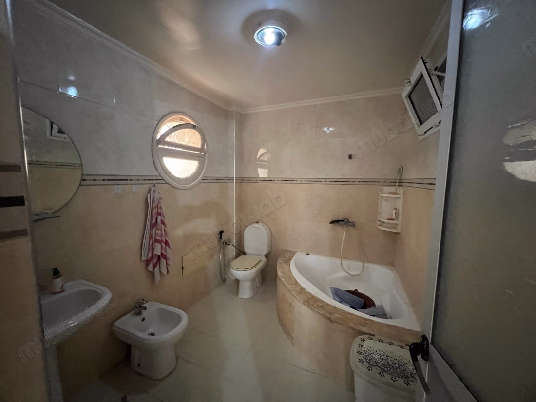 Somptueuse villa à vendre à Bir Rami Est. 5 chambres. Salon traditionnel marocain, résidence sécurisée
