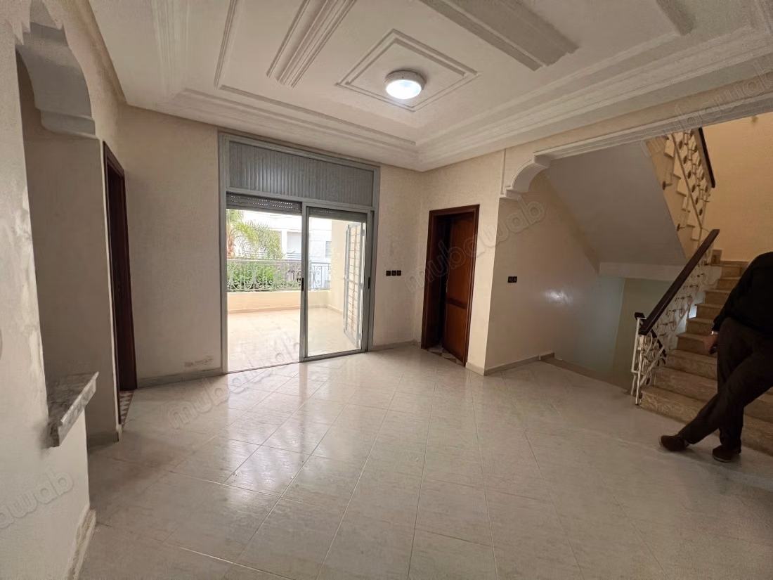 Somptueuse villa à vendre à Bir Rami Est. 5 chambres. Salon traditionnel marocain, résidence sécurisée